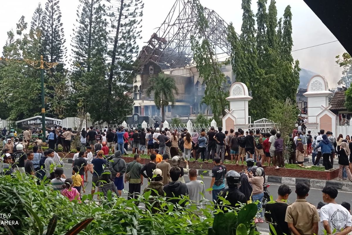 Gedung DPRD NTB setelah dibakar massa aksi pada Sabtu (30/8/2025). Polisi kantongi bukti rekaman kamera CCTV. 