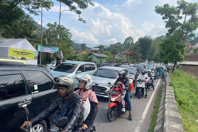 Waka Polda Jabar Brigjen Pol Bariza mengungkapkan puncak arus mudik di jalur Nagreg, Kabupaten Bandung, Jawa Barat sudah mencapai puncaknya pada H-3 atau Rabu (20/4/2023)