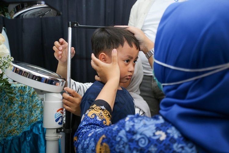 Pengukuran tinggi badan sebagai upaya deteksi stunting.