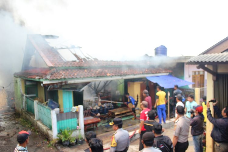 Kebakaran melanda gudang ijuk di Cianjur, Jawa Barat, Kamis (22/08/2019) yang meluluhlantakkan warung bengkel dan menghanguskan satu unit kendaraan truk.
