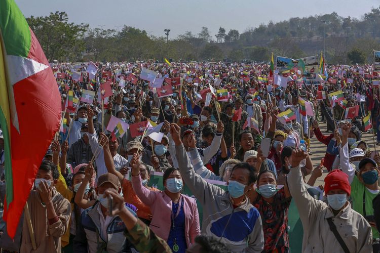 Massa pro-militer Myanmar mengibarkan bendera negara, dalam demo mendukung kudeta di Naypyidaw, Myanmar, pada Kamis (4/2/2021).