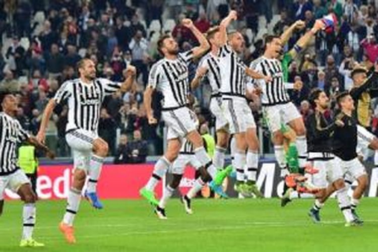 Para pemain Juventus merayakan kemenangan di hadapan para pendukungnya, usai membekuk Sevilla dengan kedudukan 2-0 pada lanjutan penyisihan Grup D Liga Champions di Stadion Juventus, Rabu (30/9/2015) waktu setempat.