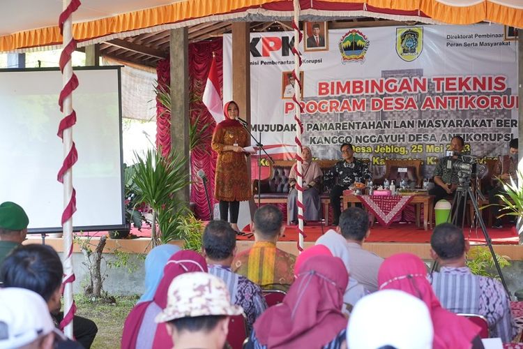 Bupati Klaten Sri Mulyani apresiasi KPK yang memilih Desa Jeblog sebagai penyelenggara Bimtek. 