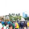 Massa Pedemo Bubarkan Diri, Jalan Medan Merdeka Selatan Dibuka