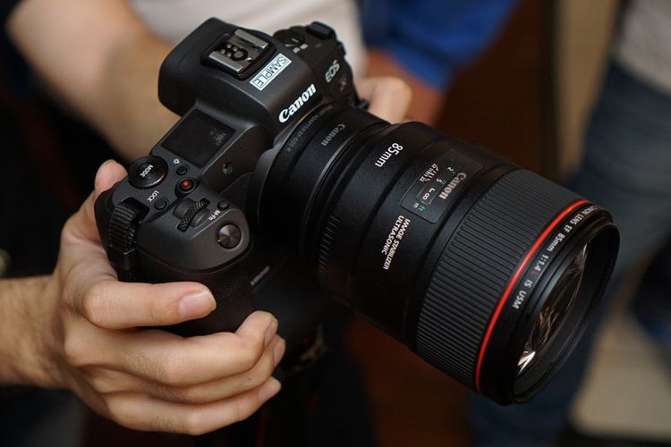 Bagian atas Canon EOS R memiliki layar OLED untuk menampilkan parameter kamera.