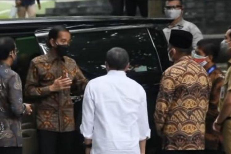 
Momen itu terekam saat Gibran yang mengenakan pakaian PDH PNS menemani kunker Jokowi dalam pertemuan majelis rektor perguruan tinggi negeri di UNS, Senin (13/9/2021). 
