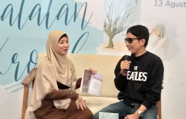 Artis Natasha Rizky didampingi suaminya, komedian Desta dalam jumpa pers peluncuran bukunya, Catatan Kronik di kawasan Gandaria, Jakarta Selatan, Sabtu (13/8/2022).