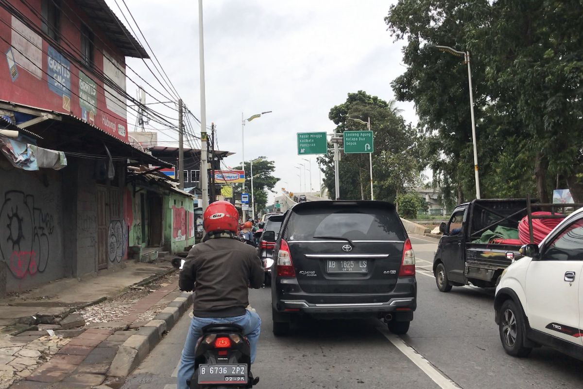 Kondisi Lalu lintas di sekitar Flyover Lenteng Agung, Jagakarsa, Jakarta Selatan pada Minggu (31/1/2021).