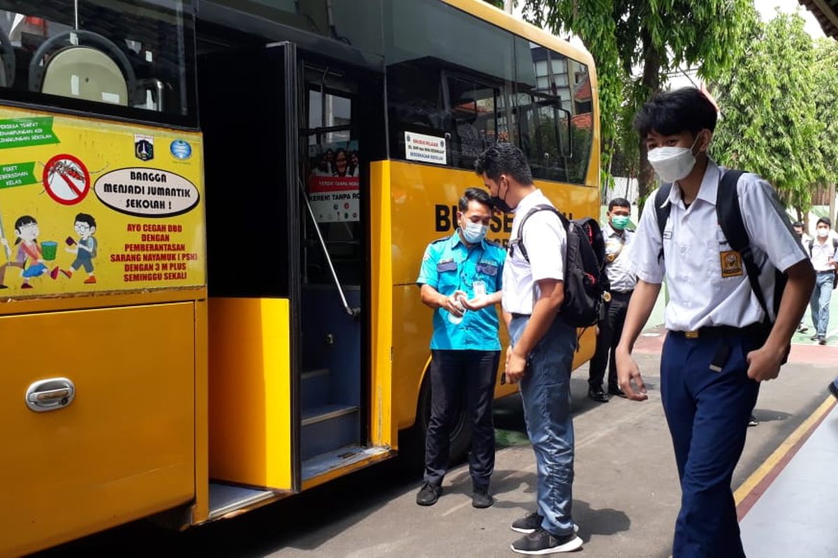 Sebanyak 16 unit bus sekolah tersedia pagi para siswa yang mengikuti Pembelajaran Tatap Muka (PTM) Terbatas di Jakarta Utara.