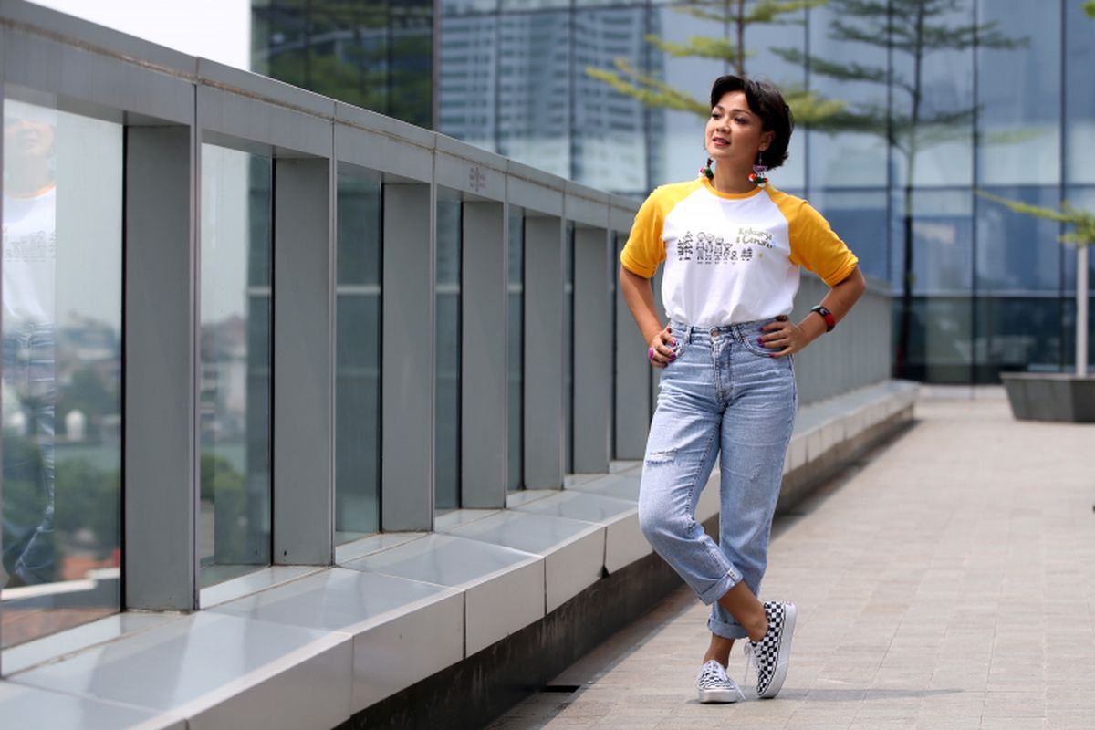 Nirina Zubir pemeran Emak dalam film Keluarga Cemara saat mengunjungi kantor Redaksi Kompas.com di Menara Kompas, Jakarta, Senin (26/11/2018). Film Keluarga Cemara akan tayang di bioskop 3 Januari 2019 mendatang.

