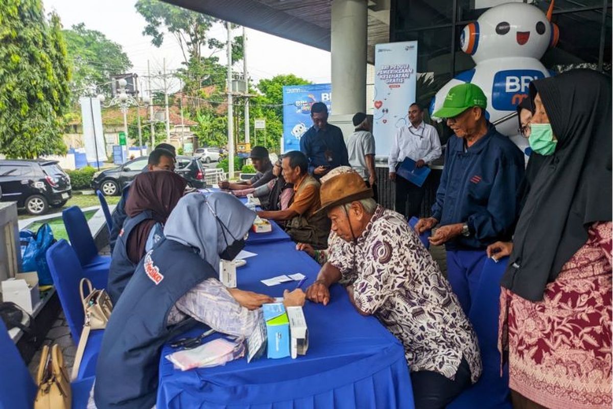 Salah satu kegiatan pemeriksaan kesehatan gratis yang digelar BRI Peduli. 