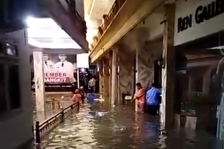 Tangkapan layar kondisi rumah bupati Jember yang terkena banjir pada Senin (17/1/2022) malam