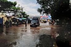 Tanggul Sungai Cikeruh Bandung Jebol, 2 Kampung Terendam, Warga Bertahan di Loteng