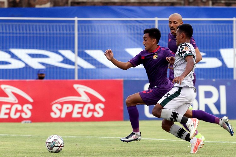 Pemain Persik Kediri Mitra Ridwan pencetak gol peruana ke gawang Persikabo 1973 pada pertandingan pekan 19 Liga 1 2021-2022 yang berakhir dengan skor 1-2 di Stadion I Gusti Ngurah Rai Denpasar, Jumat (14/1/2022) malam.