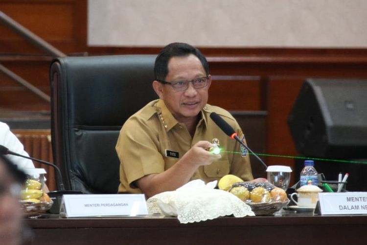 Menteri Dalam Negeri (Mendagri) Muhammad Tito Karnavian saat menghadiri Rapat Koordinasi (Rakor) Pengendalian Harga Beras di Auditorium Kementerian Pertanian (Kementan), Jakarta, Senin (20/10/2025).
