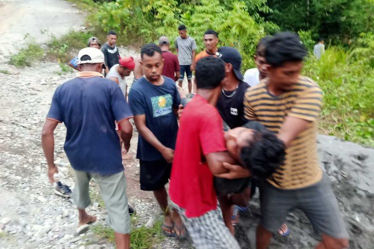 Sebuah truk sarat penumpang terbalik di jalan turunan di Desa Piliana, Kecamatan Tehoru, Kabupaten Maluku Tengah, Minggu (12/11/2023). Kecelakaan ini mengakibatkan 4 orang tewas dan 37 penimpang lainnya terluka.