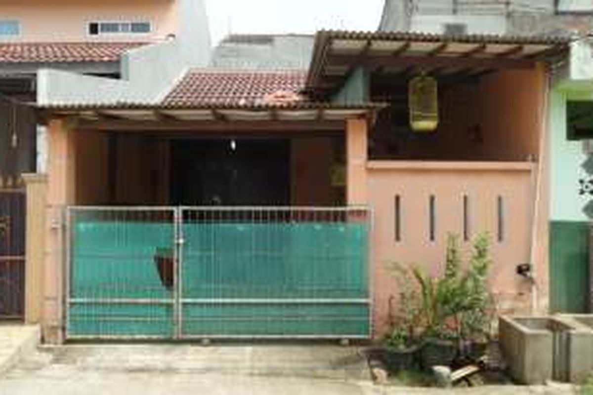 Kondisi salah satu rumah di Perumahan Puri Bintaro Hijau, Pondok Aren, Tangerang Selatan, Selasa (28/6/2016). Rumah ini dipakai salah satu dari belasan tersangka pembuat vaksin palsu yang sempat digerebek oleh Bareskrim Polri, beberapa waktu yang lalu. 