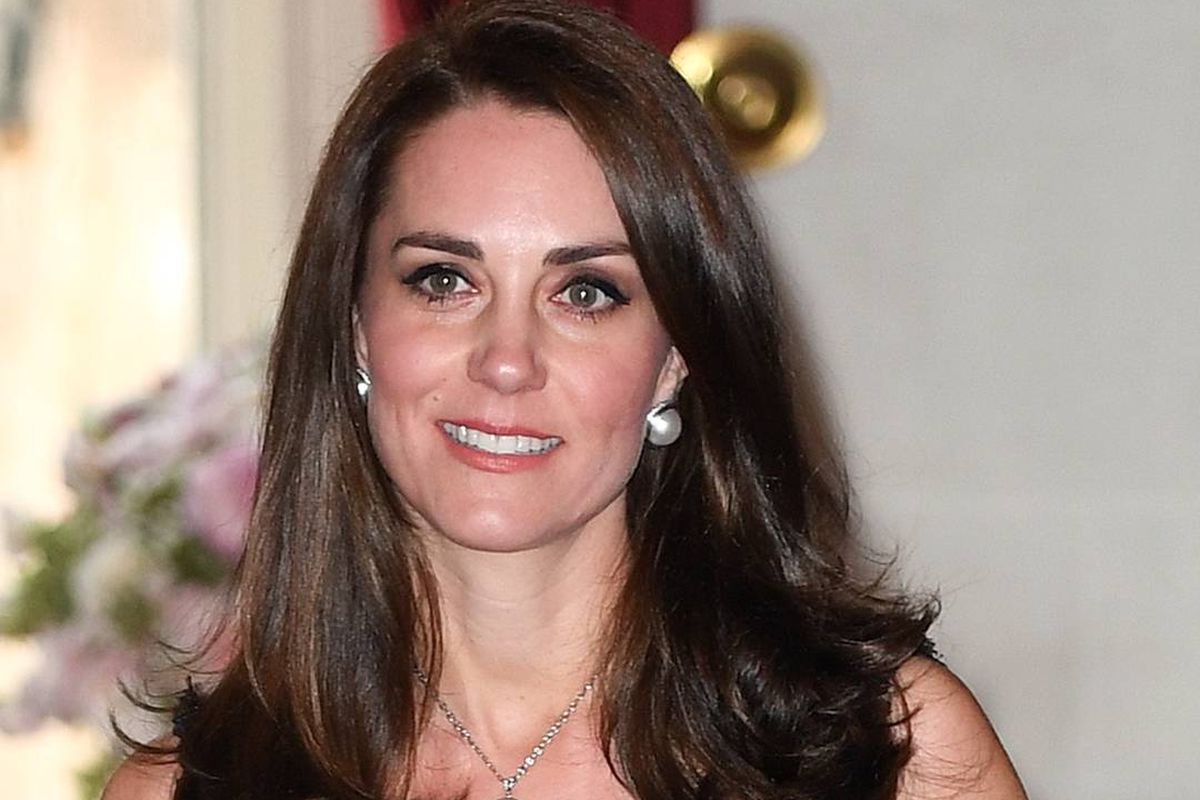 Kate Middleton mengenakan aksesori perhiasan ketika berkunjung ke Paris.