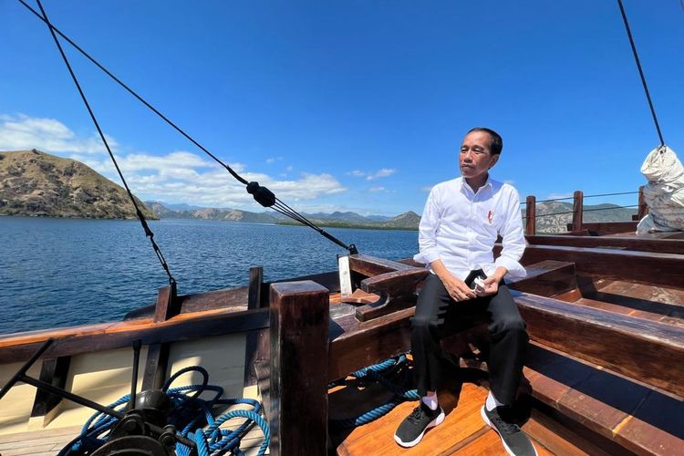 Potret Presiden Joko Widodo di atas kapal pinisi dalam perjalanan dari Labuan Bajo, Nusa Tenggara Timur, menuju Pulau Rinca, Kamis (21/7/2022).