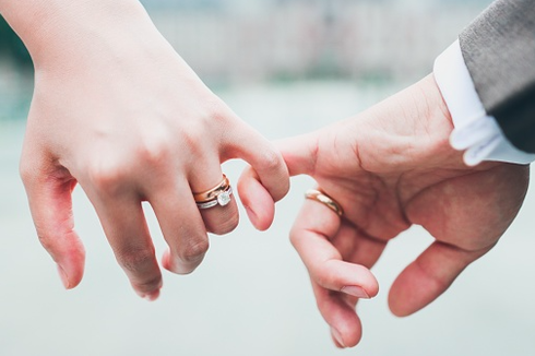 Harus Diapakan Cincin Tunangan Saat Menikah, Dipakai atau Tidak?