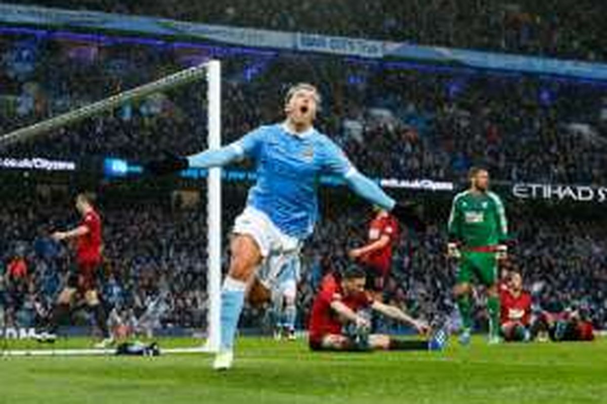 Samir Nasri merayakan gol kemenangan Manchester City atas West Bromwich Albion di Stadion Etihad, Sabtu (9/4/2016). 