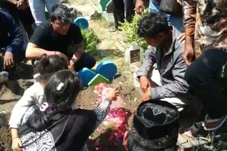 Proses tabur bunga di pemakaman salah satu korban meninggal akibat gempa di Bali, Sabtu (16/10/2021).