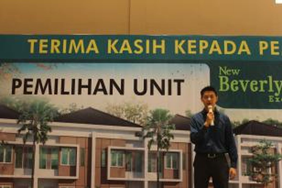 Presiden Direktur PT Graha Buana Cikarang, Sutedja Sidarta Darmono saat melakukan presentasi produk baru New Beverly Hills di kawasan Jababeka Residence, Kota Jababeka, Minggu (30/8/2015).