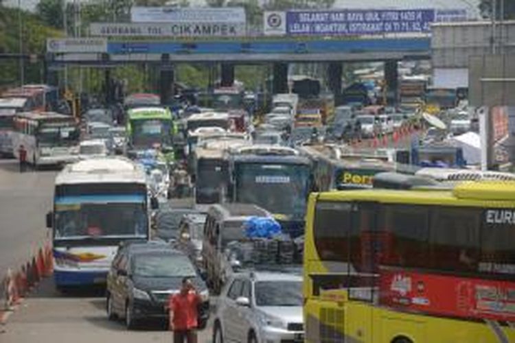 Kendaraan terjebak kemacetan setelah melewati  gerbang Tol Cikampek , Kabupaten Purwakarta, menuju Simpang Jomin, Kabupaten Karawang, Jawa Barat, Kamis (24/7/2014). Dari pukul 00.00 hingga pukul 15.00, sebanyak 23.623 kendaraan telah melewati gerbang tol tersebut dengan puncak jumlah kendaraan yang melintas per jam sebanyak 2.619 kendaraan. Puncak arus mudik di gerbang tol tersebut diperkirakan berlangsung pada hari ini (Jumat, 25/7/2014).