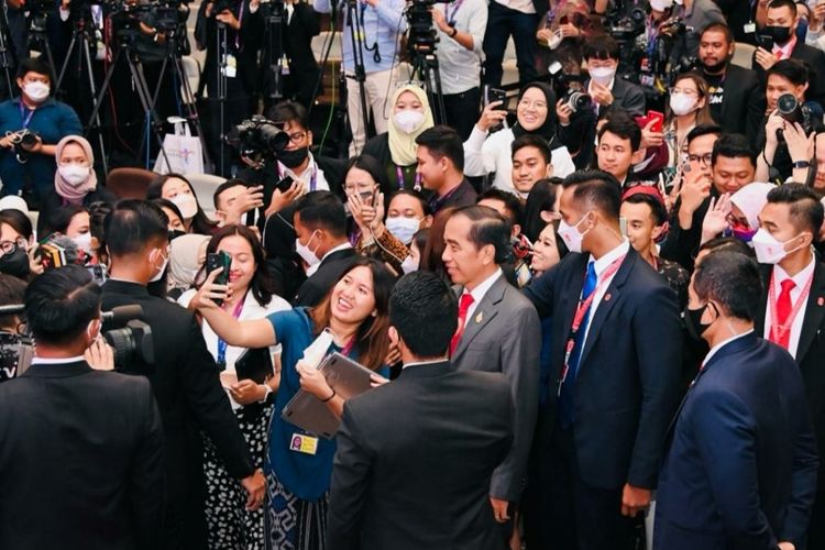 Momen saat Presiden Joko Widodo melayani permintaan foto bersama para jurnalis peliput rangkaian kegiatan Konferensi Tingkat Tinggi (KTT) G20 usai konferensi pers di Bali International Convention Center (BICC), Nusa Dua, Bali, pada Rabu (16/11/2022).