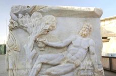Temuan Peti Mati Era Romawi di Israel Perlihatkan Dionysus Kalahkan Hercules dalam Lomba Minum