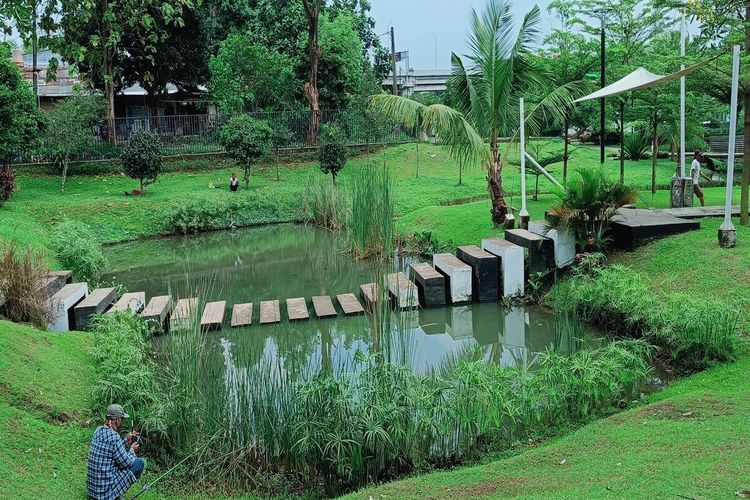 Sejumlah orang sedang mancing ikan di kolam buatan di tengah Taman Piknik, Minggu (18/12/2022). Taman Piknik ini terletak di Jalan Manunggal II, Cipinang Melayu, Jakarta Timur.