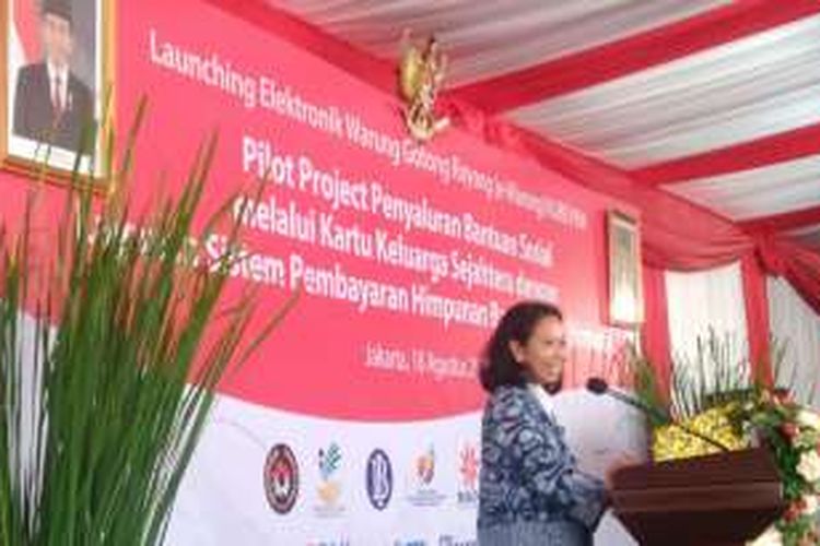 Menteri BUMN Rini Soemarno saat peluncuran KKS dan E-Warong di Kampung Rawa, Johar Baru, Jakarta Pusat, Kamis (18/8/2016).