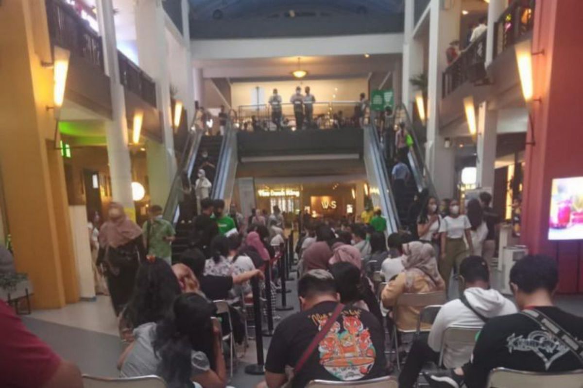 Antrean pengunjung di Subway Mal Cilandak Town Square (Citos), Cilandak, Jakarta Selatan, Jumat (15/10/2021).