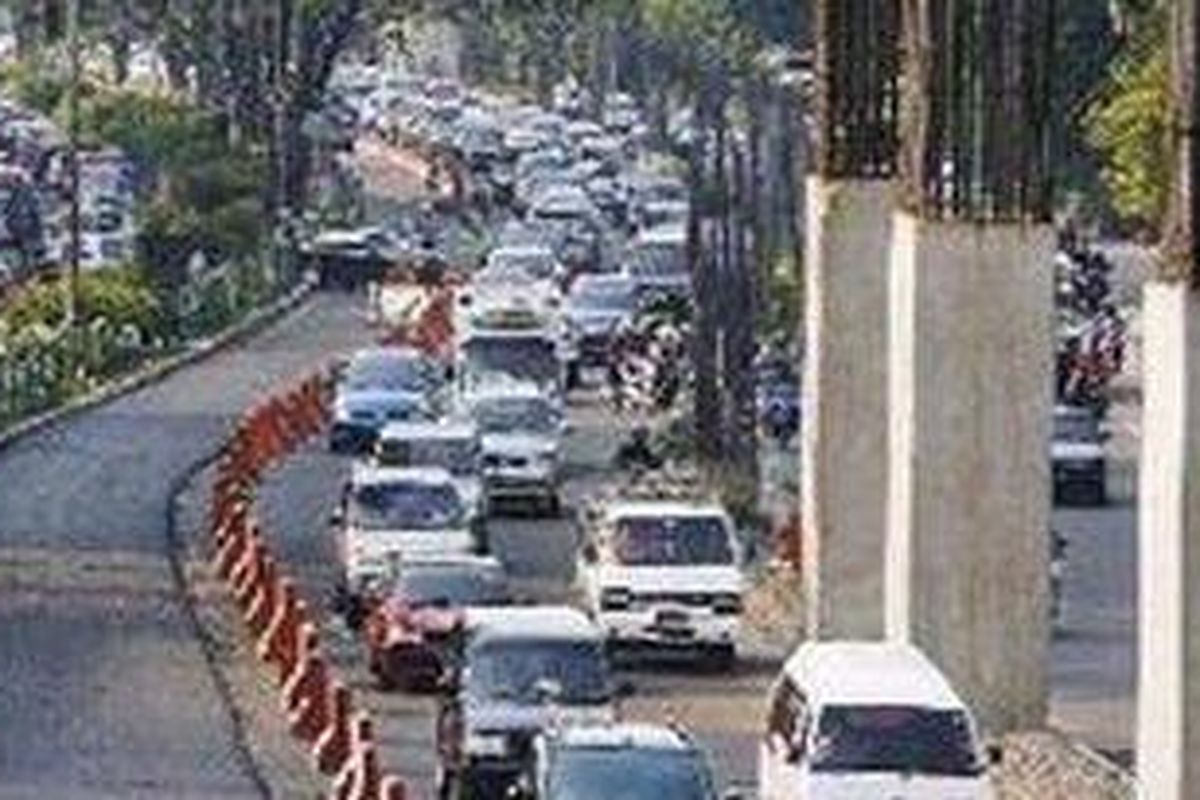 Kepadatan lalu lintas seperti di daerah Kuningan, Jakarta, beberapa waktu lalu, ini membuat masyarakat mengharapkan pembangunan sarana transportasi massal, seperti monorel, segera diselesaikan. Sayang, proyek monorel yang sempat gencar dikerjakan itu sekarang malah terbengkalai. 