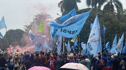 Massa Buruh Nyalakan 'Flare' dan Kibarkan Bendera di Monas