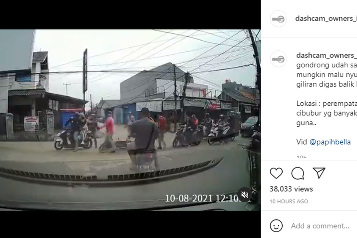Tangkapan layar video dua pengendara sepeda motor berkonflik di tengah persimpangan jalan.