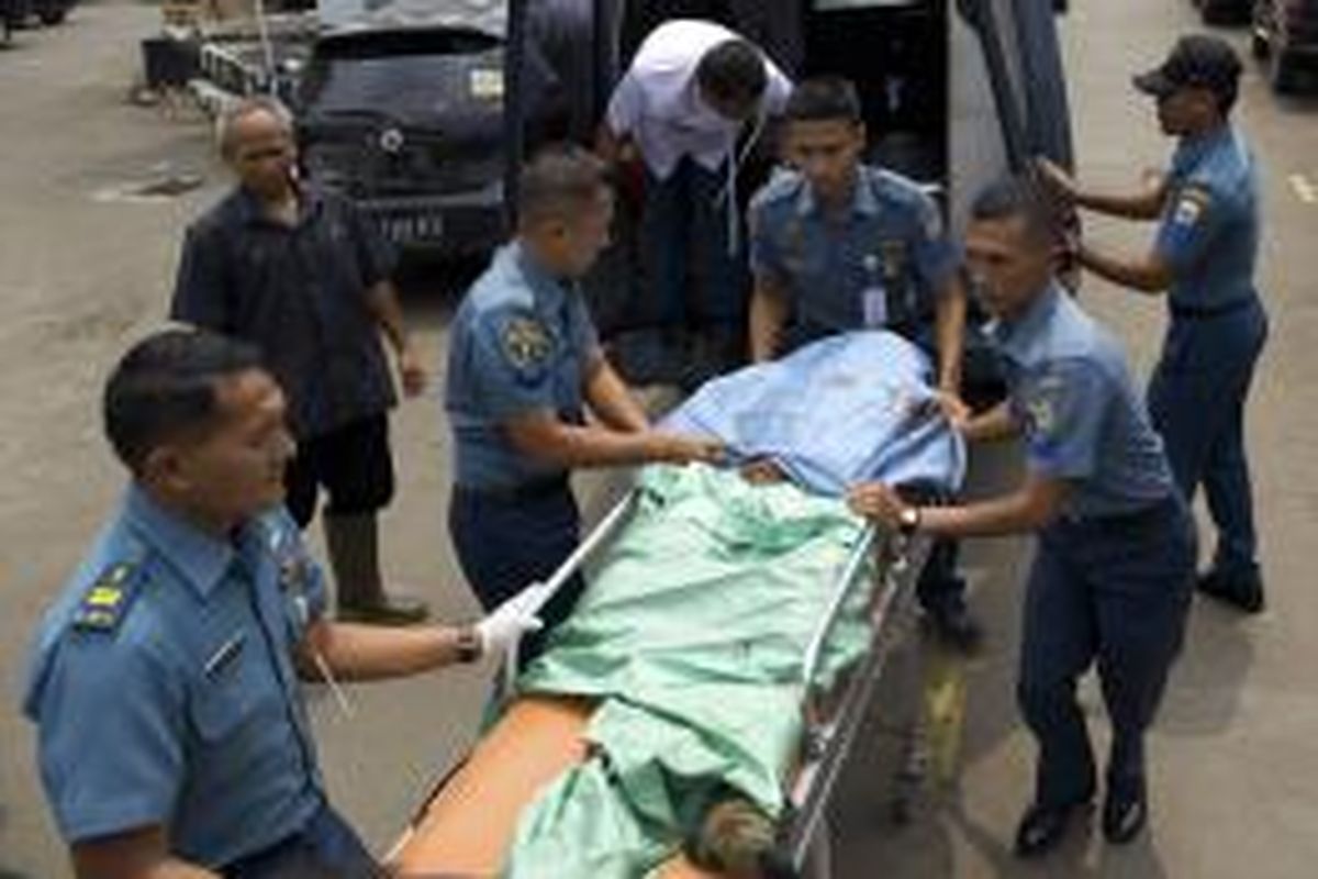Korban yang meninggal akibat ledakan gudang amunisi Pasukan Katak TNI AL di Pondok Dayung, Tanjung Priok, Jakarta Utara dibawa ke RS TNI AL Mintohardjo, Jakarta Pusat, Rabu (5/3). Ledakan tersebut mengakibatkan 87 orang terluka dan seorang meninggal dunia.