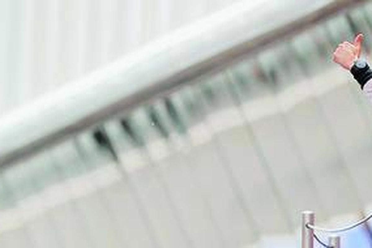 Pebalap tim Williams  asal Venezuela, Pastor Maldonado, merayakan kemenangan di podium Sirkuit Catalunya, Montmelo, Barcelona, Spanyol, Minggu (13/5). Dia baru saja memenangi lomba F1 di arena itu.