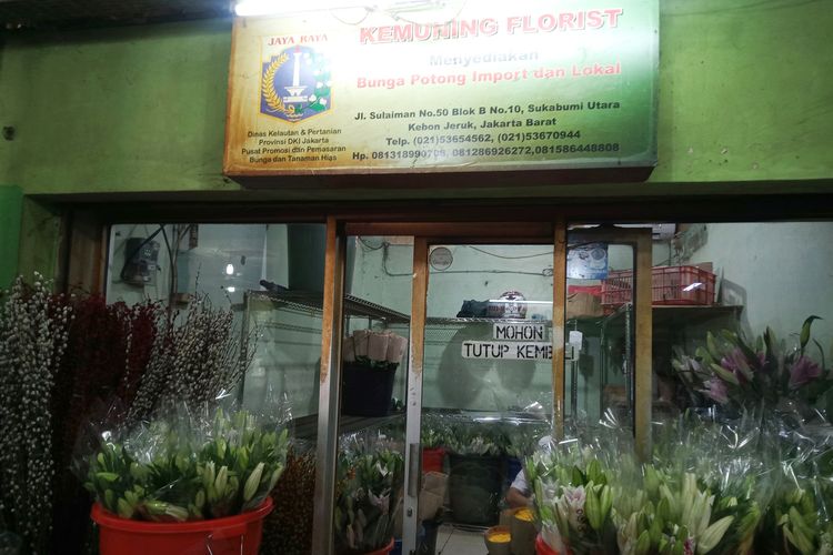 Toko Kemuning Florist yang menjual beragam jenis bunga potong di Pasar Bunga Rawa Belong.
