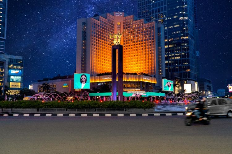 Tampilan konsep Bundaran HI Digital Network saat malam hari
