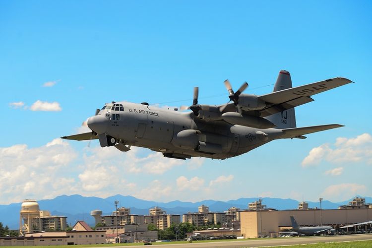 Pesawat tanker C-130 milik Marinir AS lepas landas di Pangkalan Udara Yokota, Jepang.