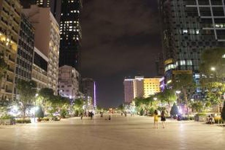 Plaza di depan Balai Kota Ho Chi Minh, area publik yang sangat fungsional, spot wisata menarik, dan pusat pertemuan.