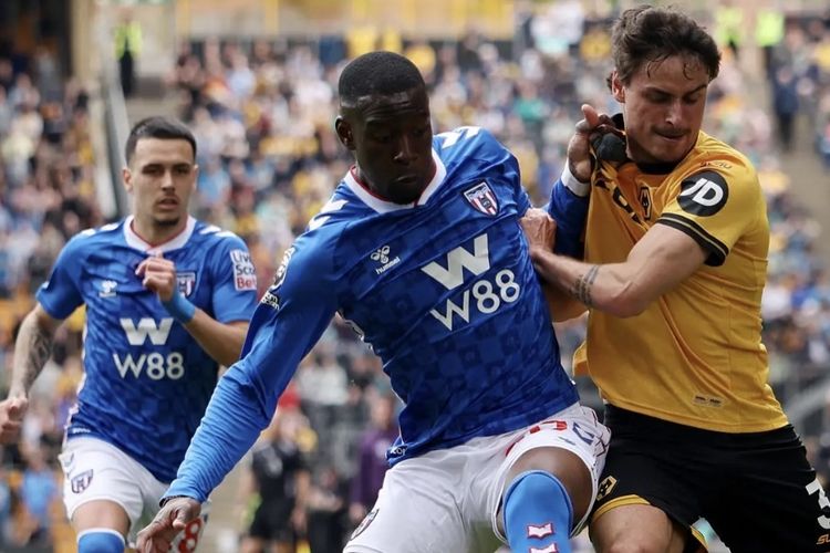 Perjuangan 10 Pemain Sunderland Curi 1 Angka di Markas Serigala