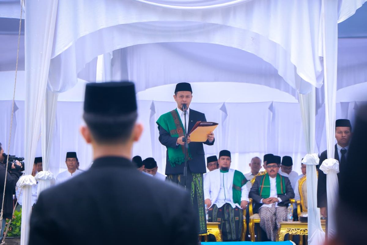 Wali Kota (Walkot) Pekanbaru, Agung Nugroho saat memimpin Upacara Peringatan Hari Santri Nasional, di Halaman Mal Pelayanan Publik (MPP) Pekanbaru, Riau Senin (27/10/2025).
