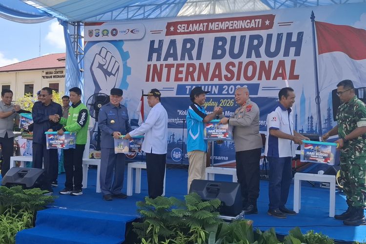Peringati Hari Buruh di Polresta Banjarmasin, Ribuan Buruh dan Ojol Terima Paket Sembako