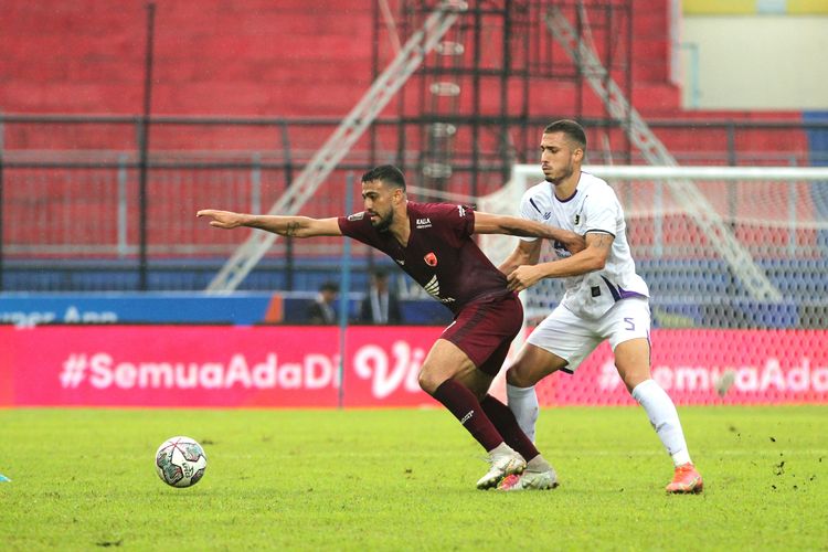 Bek Persik Kediri, Arthur Felix (kanan) menghadang striker PSM Makassar, Everton Nascimento de Mendonca pada laga Grup D Piala Presiden 2022 yang dihelat di Stadion Kanjuruhan, Malang, Minggu (19/6/2022).