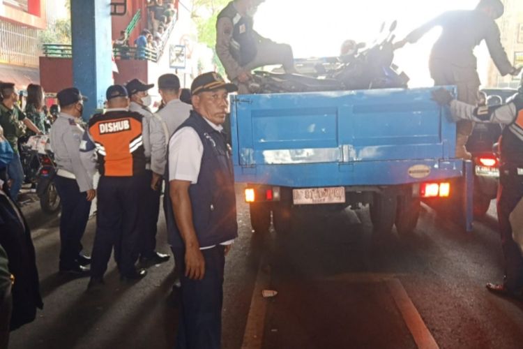 Sebanyak 34 motor ditindak oleh petugas gabungan dari Dinas Perhubungan (Dishub) dan Polisi karena parkir sembarangan di Pasar Cipulir, Kebayoran Lama, Jakarta Selatan.   Sejumlah kendaraan yang ditindak merupakan hasil operasi petugas gabungan yang digelar selama dua hari sejak Rabu (31/8/2022).