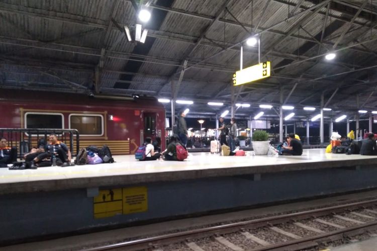 Suasana Stasiun Bandung, Sabtu (8/12/2018) malam. Anjloknya kereta kerja (MTT) di Km 154 + 8/9 antara Stasiun Cilame-Padalarang, membuat perjalanan KA Argo Parahyangan Jakarta-Bandung dan sebaliknya terganggu.