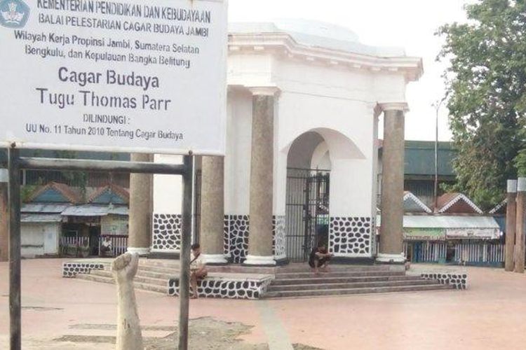 Bangunan Tugu Thomas Parr di Kota Bengkulu, sebuah bangunan sejarah peninggalan Inggris untuk mengenang sosok Thomas Parr yang terbunuh atas perlawanan masyarakat Bengkulu di peristiwa Mount Felix. 