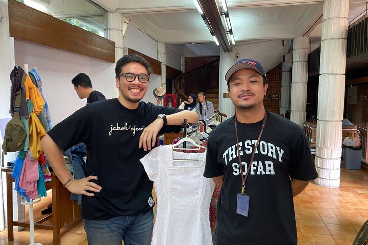 Culture and Employer Branding Analyst KG Media, Timmy Permana (kanan) dan Ketua Pelaksana Palmerah Yuk, M Fajri Fadillah (kiri), di kegiatan thrifting, Jumat (30/1/2026). 